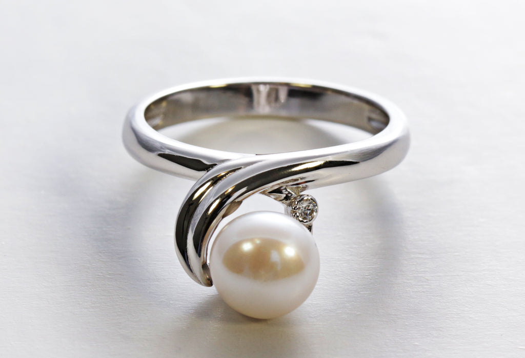 Elegant Pearl Ring in Sterling Silver and Rhodium